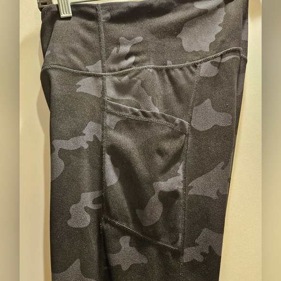 Yogalicious Lux High Waist Ankle Leggings Womens Small Black Camo 2 Side Pockets - Picture 7 of 8
